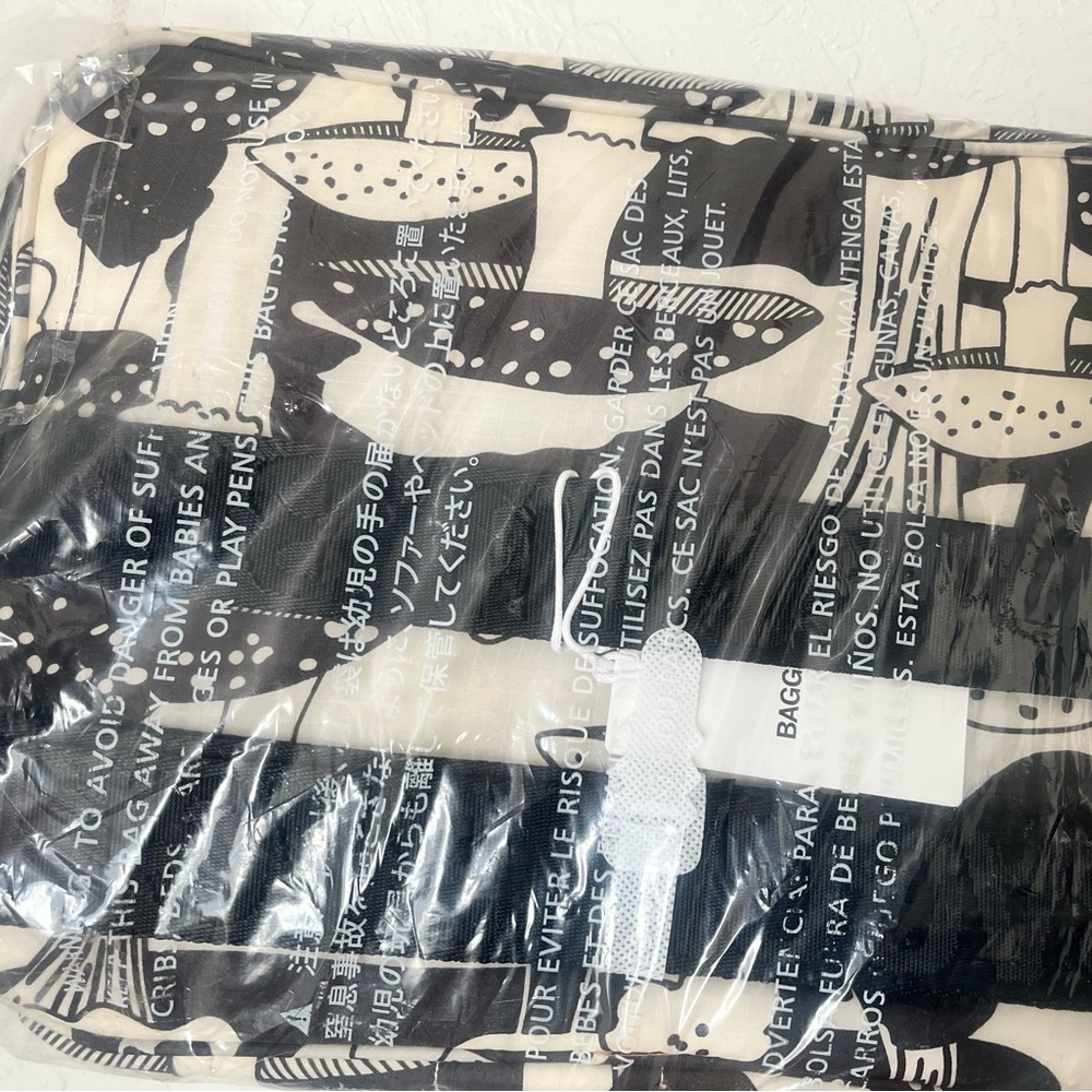 Black and White Mushroom Print Insulated Bag - Picture 4 of 4